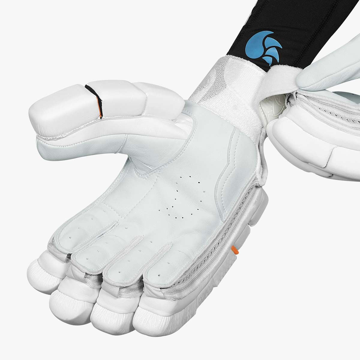 https://cdnmedia.dsc-cricket.com/media/catalog/product/cache/f6804705d3c9b06dccd038949280b6b0/k/r/krunch-1-0-batting-gloves-3_1.jpg